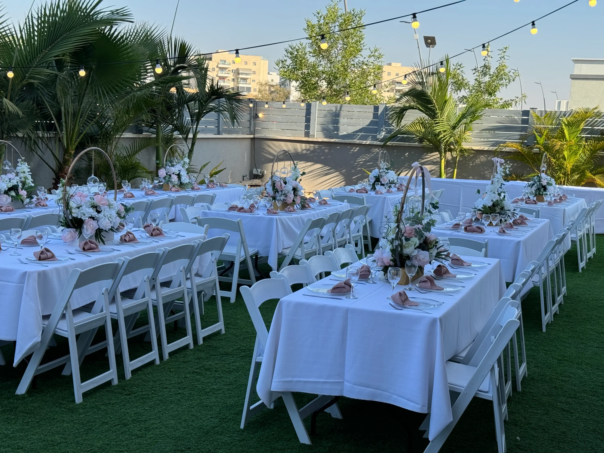 השכרת כיסאות ושולחנות